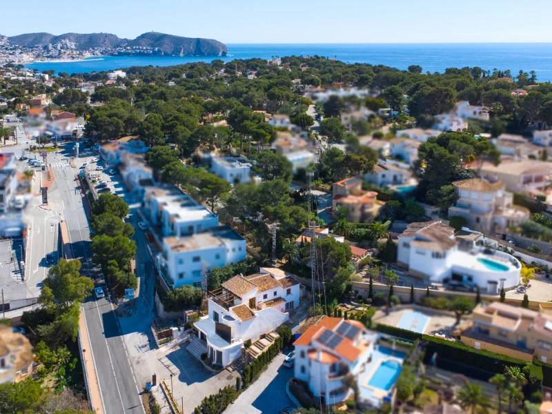 Edificio comercial y residencial en Benissa con vistas al mar