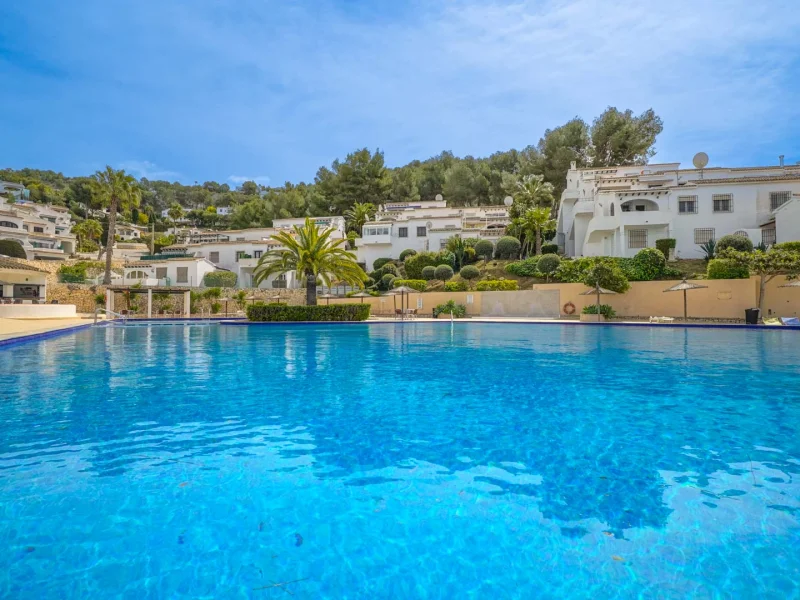 Apartamento dúplex en Moraira, Pueblo Alcázar con garaje y piscina