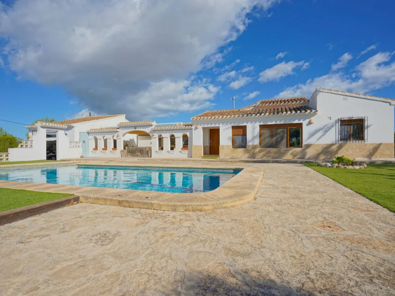 Espaciosa villa en Jávea con piscina privada y gran parcela