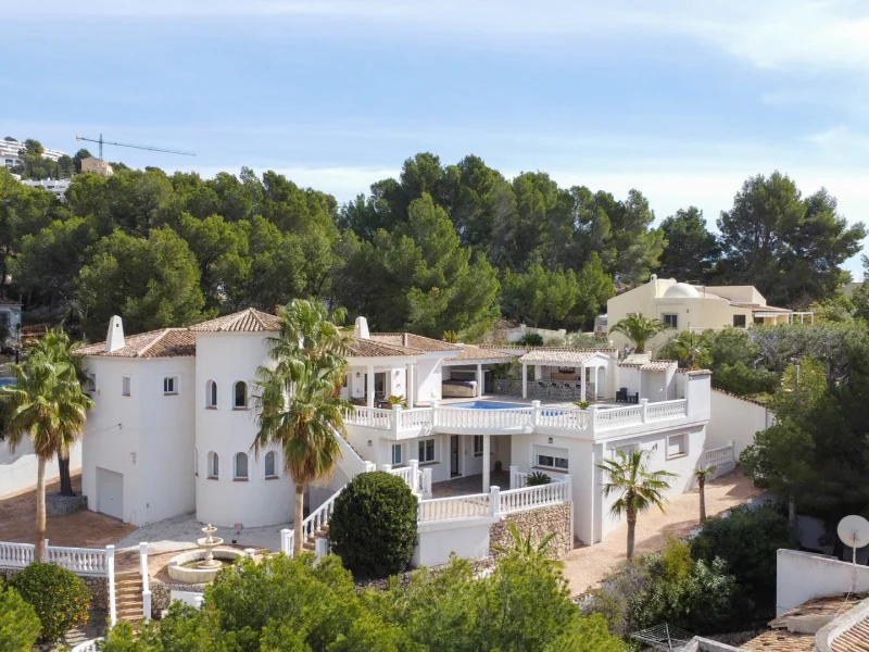 Villa mediterránea en Altea con vistas a la montaña y casa de invitados