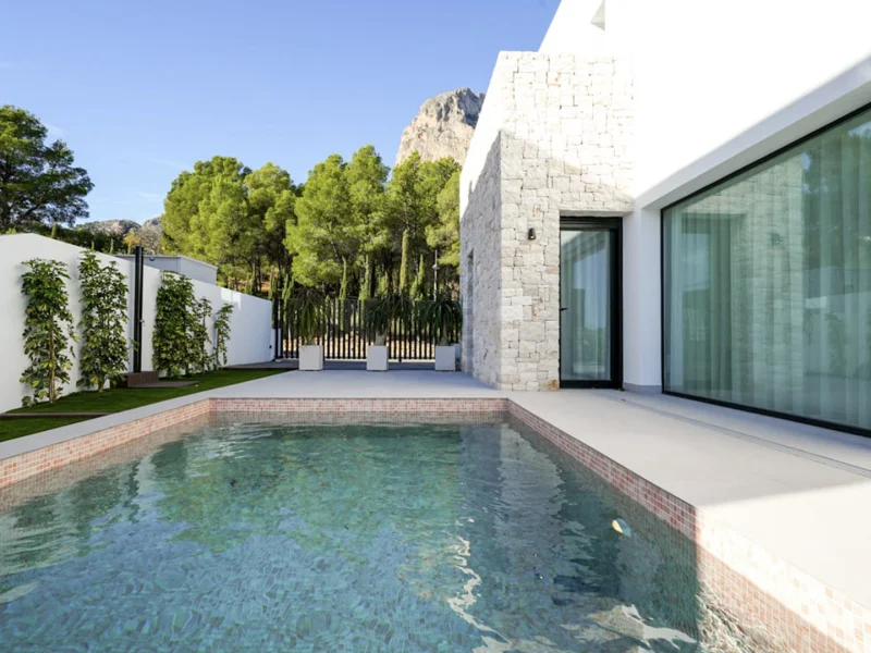 Villa moderna en Polop zu verkaufen: Diseño arquitectónico y vistas a la montaña