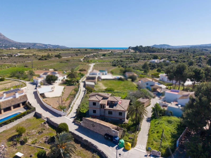 Villa en Gata de Gorgos con gran parcela y vistas panorámicas