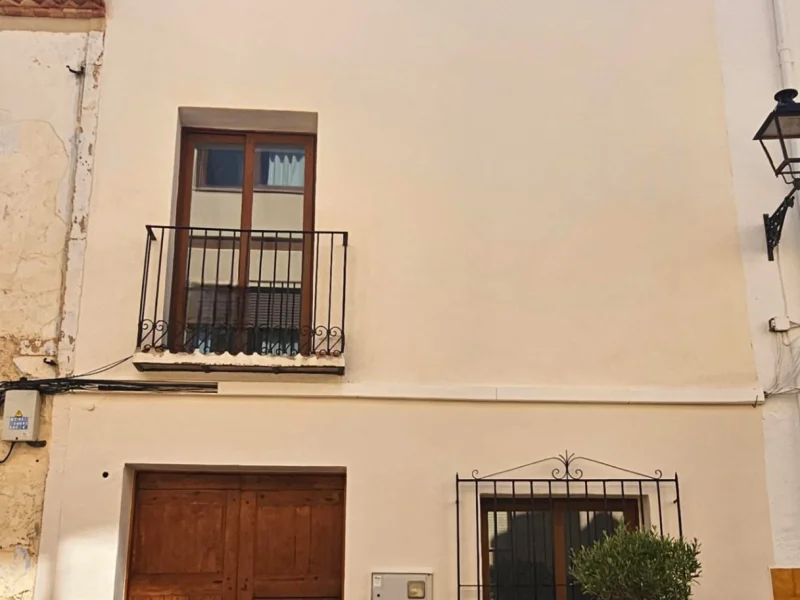 Casa de pueblo renovada en Benitachell con vistas al mar