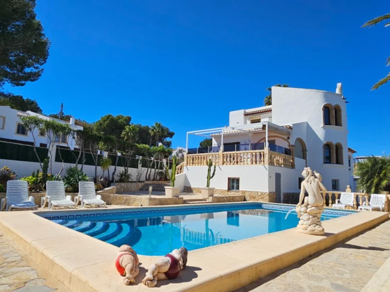 Villa de cuatro dormitorios con piscina privada en Pinosol, Jávea