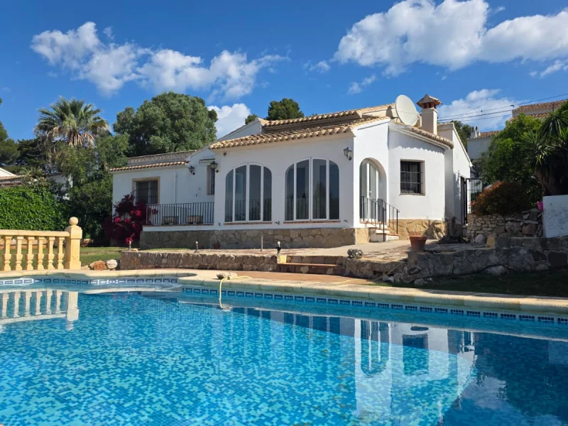 Villa espaciosa con vistas despejadas para reformar en venta en El Tosalet, Jávea