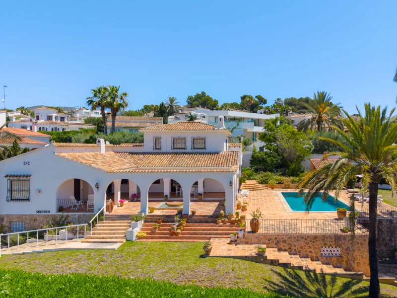 Villa con vistas al mar en venta en Moraira, cerca del centro