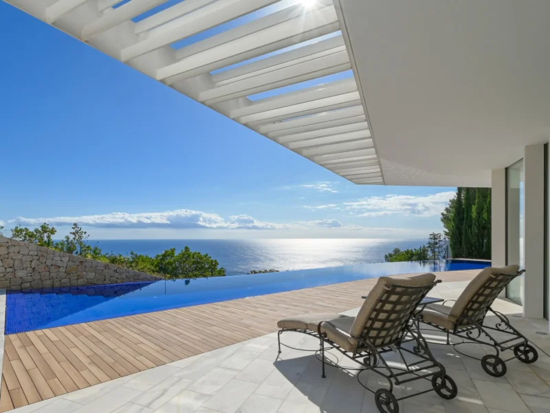 Chalet moderno en Jávea con piscina infinita y vistas al mar