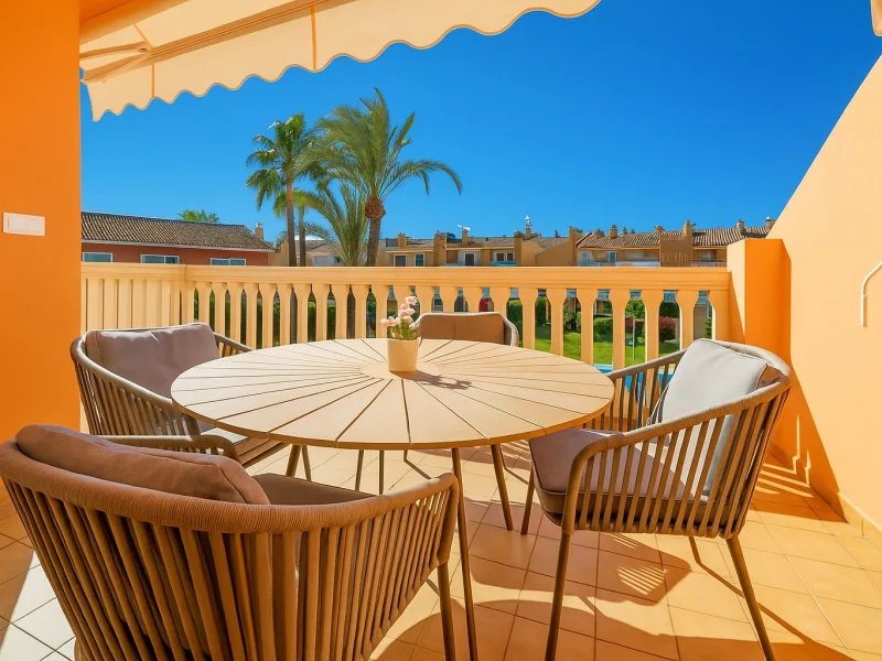 Ático renovado en Jávea con piscina y terraza cerca del mar