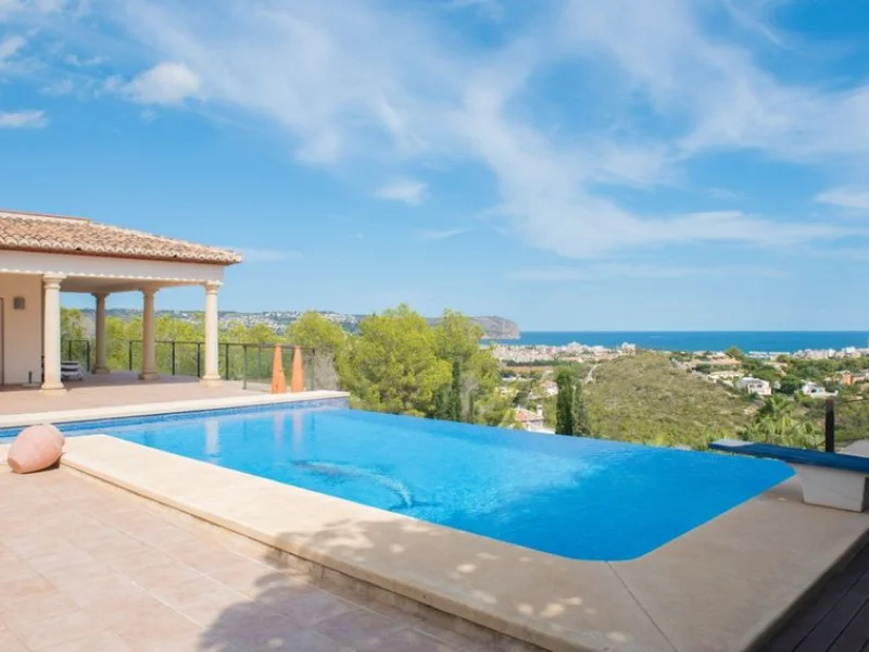 Chalet independiente con piscina infinita y vistas al mar en Jávea