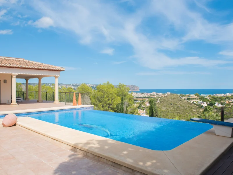Chalet independiente con piscina infinita y vistas al mar en Jávea