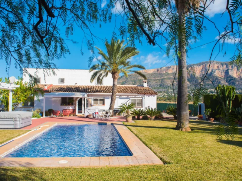 Villa en Gata de Gorgos con piscina y vistas al Montgó