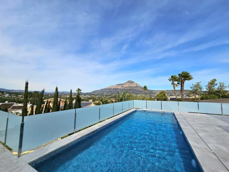 Villa contemporánea en Jávea con vistas al Montgó