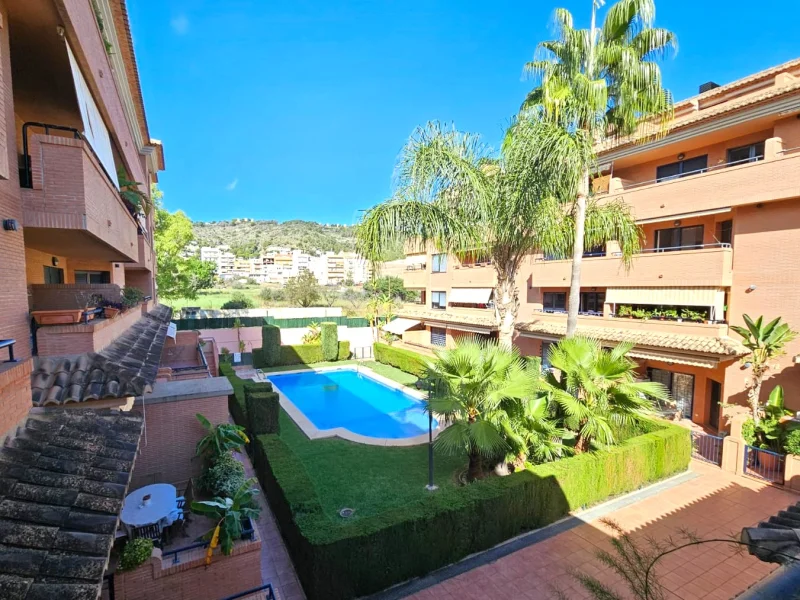 Apartamento de planta baja con amplia terraza en Els Poblets