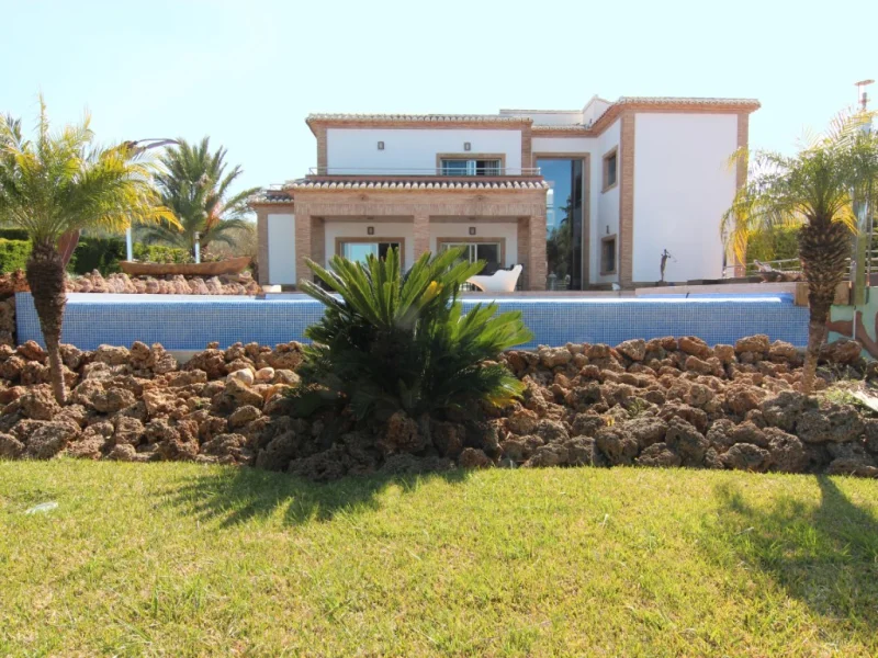 Villa de cinco dormitorios con piscina y apartamento de invitados en Jávea