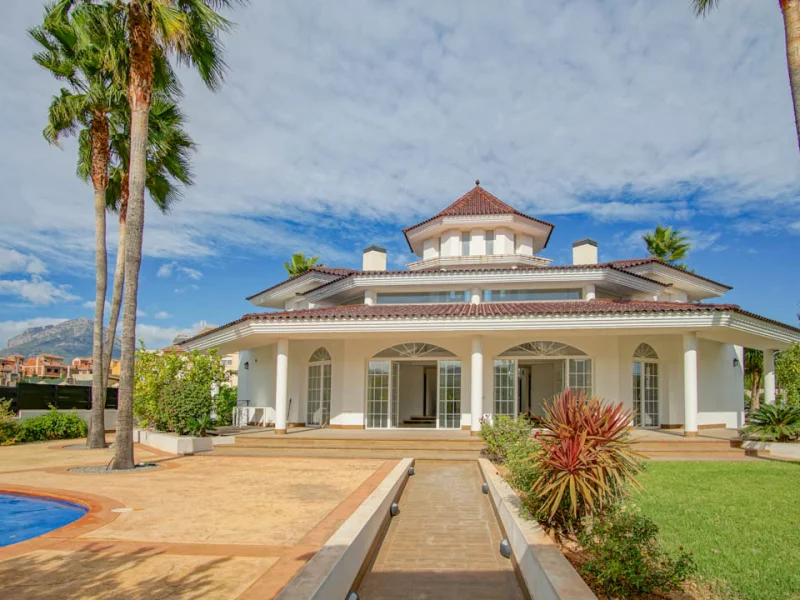 Villa de estilo colonial con piscina privada en L'Alfàs del Pi