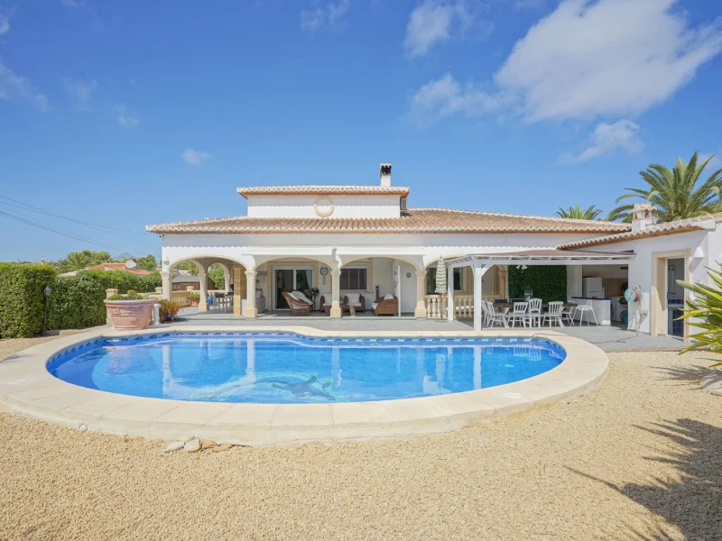 Villa en Jávea, Costa Nova: Piscina Privada y Terreno Llano