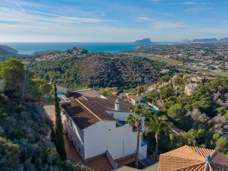 Villa con vistas panorámicas al mar y centro de bienestar en Moraira