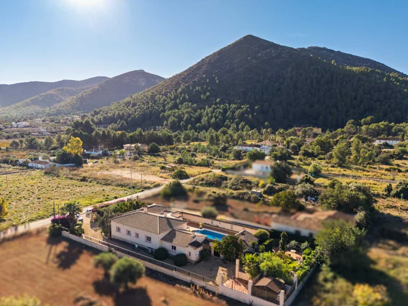 Villa mediterránea con piscina privada y zona de invitados en Jalón