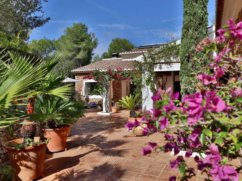 Villa en Jávea con Vistas Panorámicas al Mar