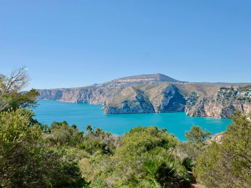 Villa en venta en Jávea con vistas al mar y jardín privado