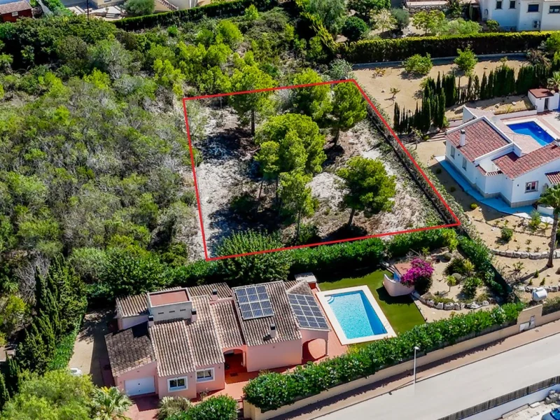 Villa de cuatro dormitorios con parcela edificable en Jávea