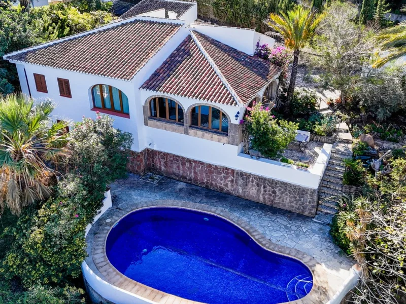 Villa tradicional de cuatro dormitorios con vistas al mar en Jávea