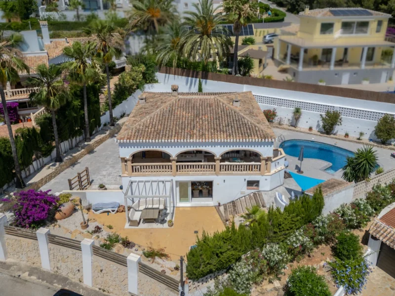 Villa en Jávea con Piscina Privada y Vistas a la Montaña