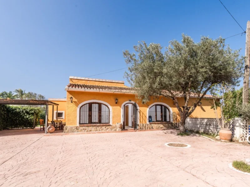 Villa en Jávea Arenal con gran parcela y vistas al campo