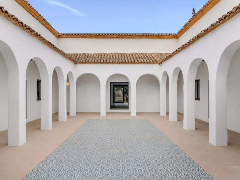 Villa de estilo único en Jávea, Costa Nova con gran parcela llana