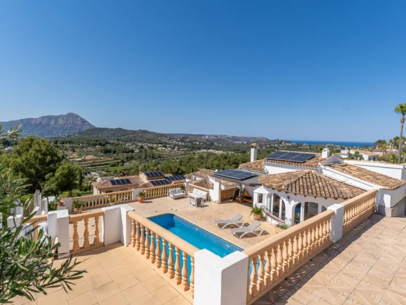Villa con vistas panorámicas al Montgó y al mar en Jávea
