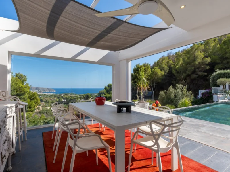 Villa moderna de cuatro dormitorios en Moraira con vistas al mar y piscina