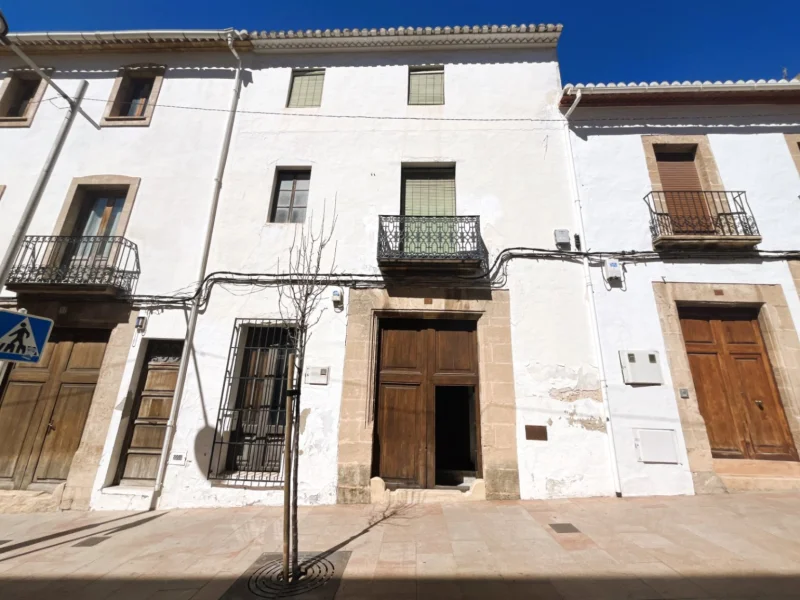 Casa señorial del siglo XIX en Jávea Pueblo con patio central