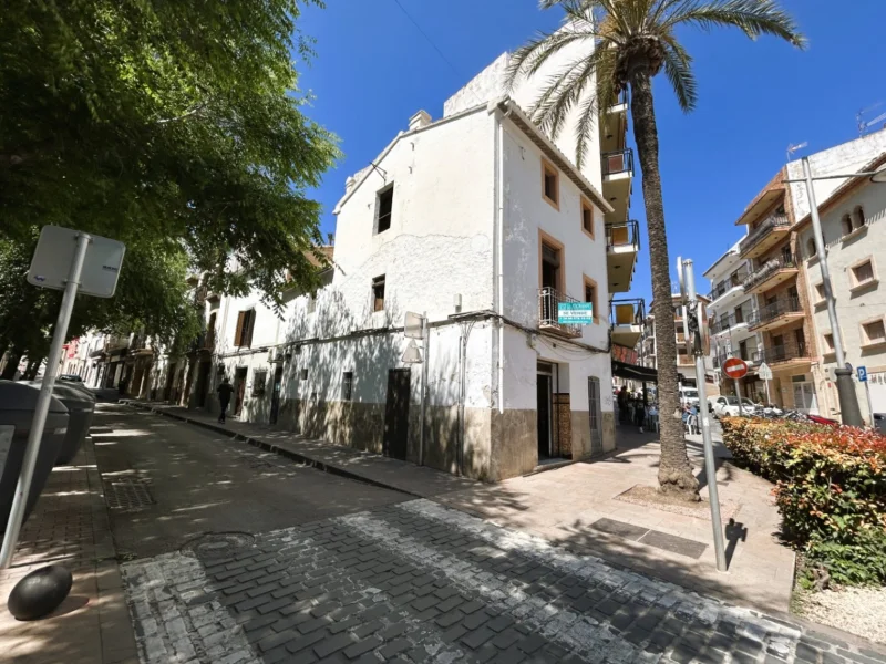 Casa de pueblo para reformar en el centro de Jávea