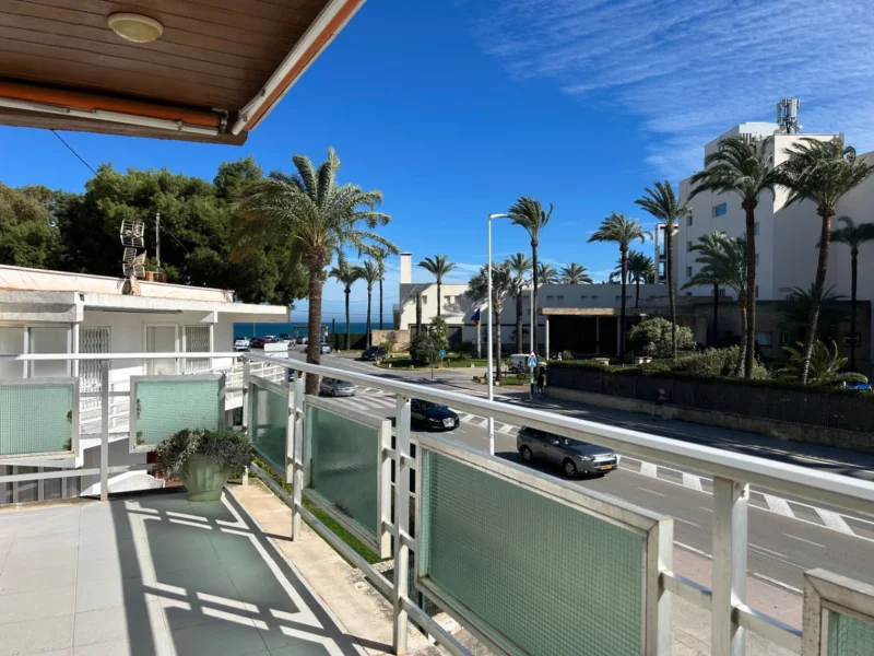 Apartamento en primera línea con vistas al mar en Jávea
