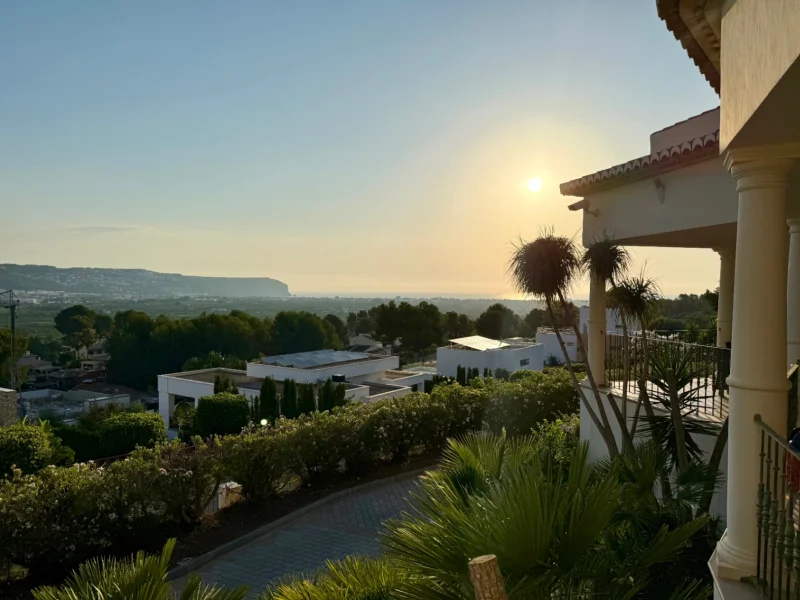 Villa de cuatro dormitorios en Piver, Jávea con vistas al mar y al Montgó