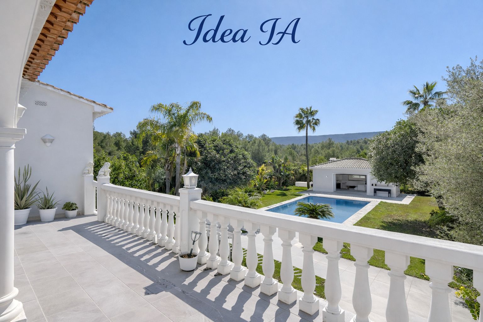 Terraza superior con balaustrada blanca y vistas a la piscina de 15x6m, rodeada de jardines mediterráneos y un entorno natural protegido.