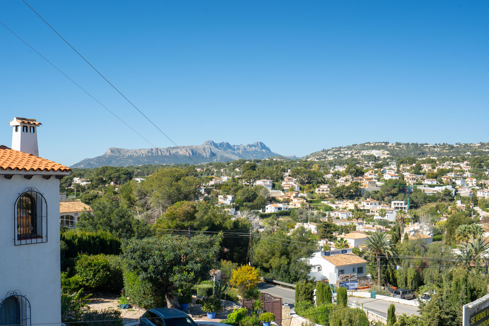 Vistas despejadas desde la planta superior hacia la Sierra de Bernia, destacando el entorno residencial arbolado y la visibilidad de la zona.
