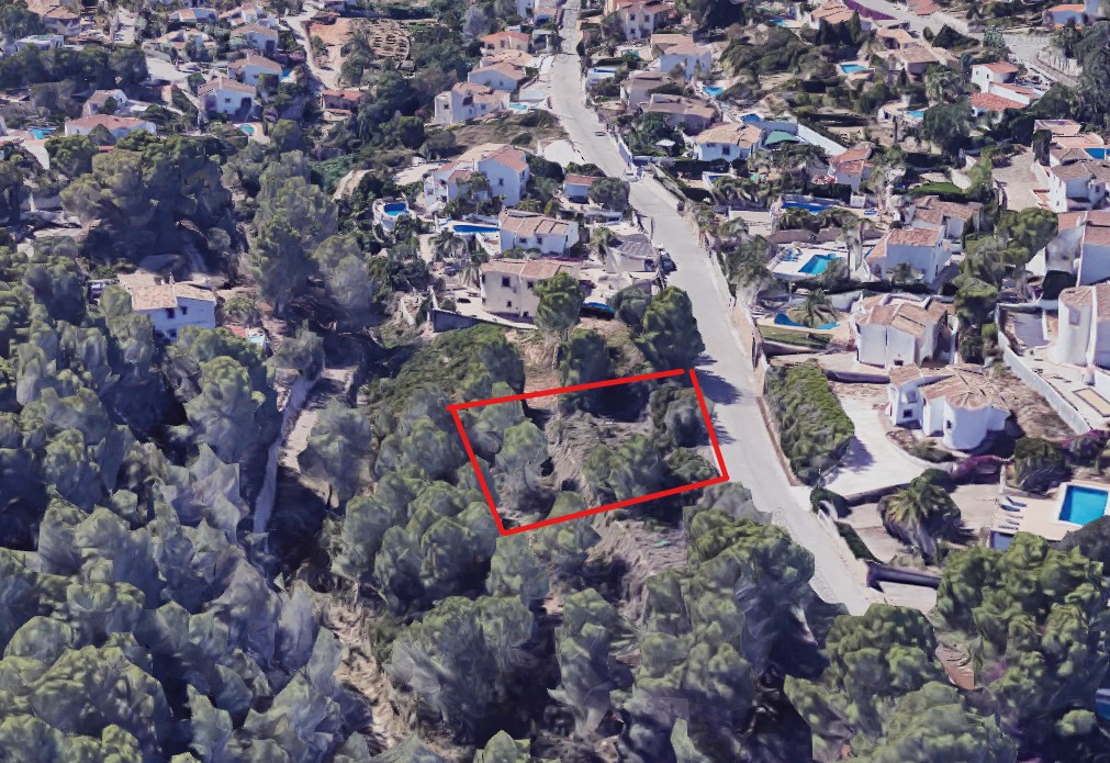 Vista aérea de la parcela de 826 m2 delimitada en rojo, situada en una zona residencial consolidada de Benissa con acceso directo por calle asfaltada.