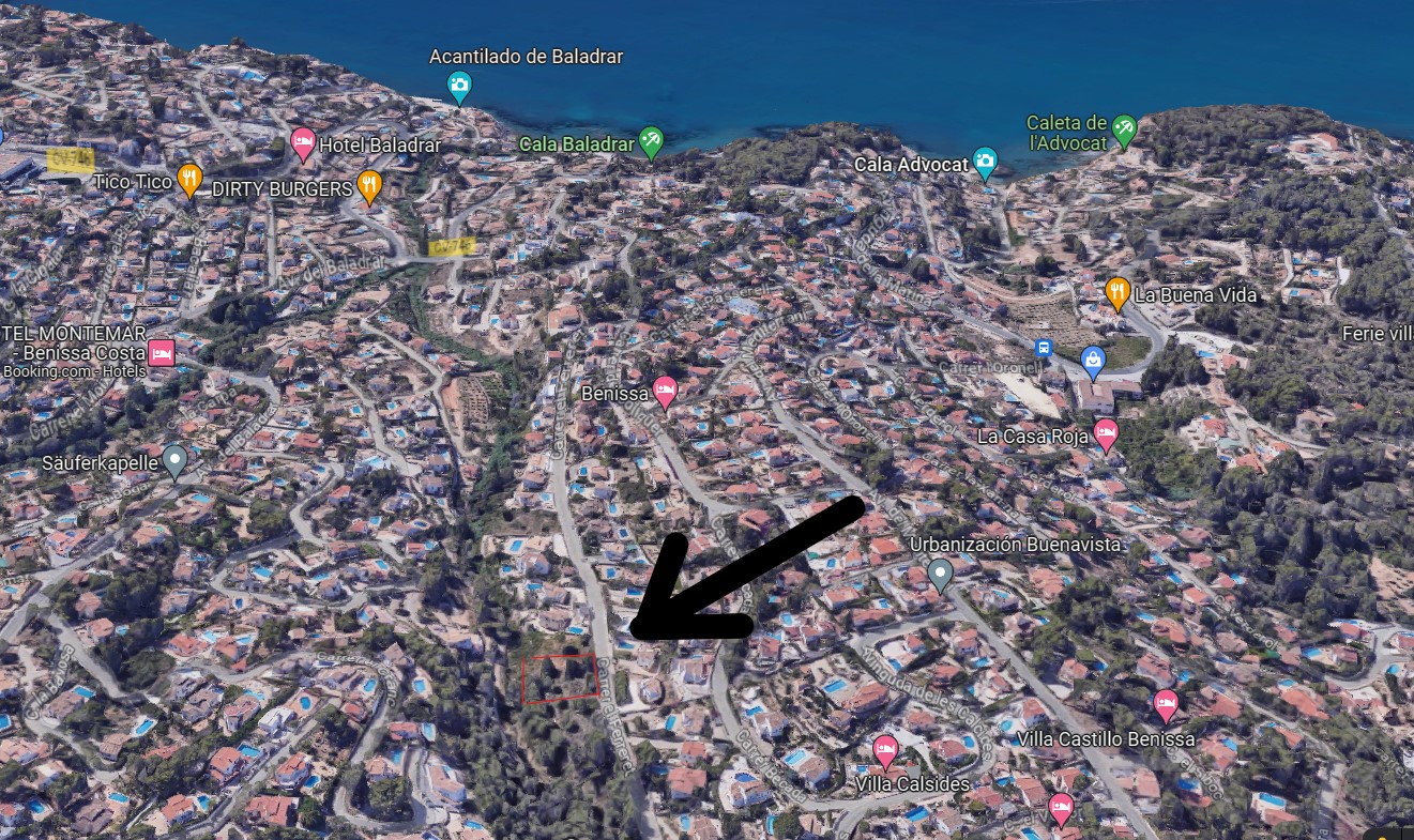 Vista aérea por satélite que sitúa la parcela de 826 m2 en la Urbanización Buenavista, destacando su cercanía a Cala Baladrar y al mar Mediterráneo.