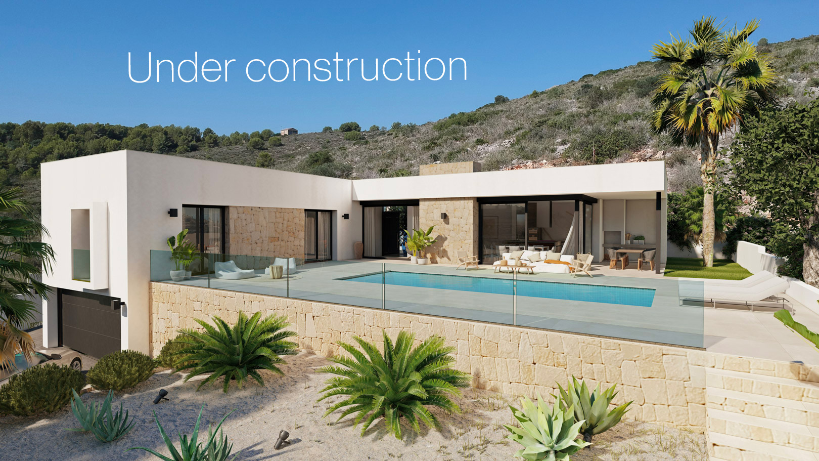 Exterior de villa moderna con muros de piedra natural, amplia terraza con piscina rectangular, barandillas de cristal y jardín mediterráneo en la ladera.