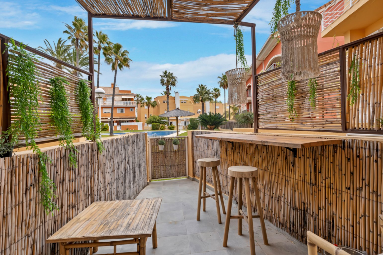 Apartamento en planta baja en Dénia con piscina y terraza privada