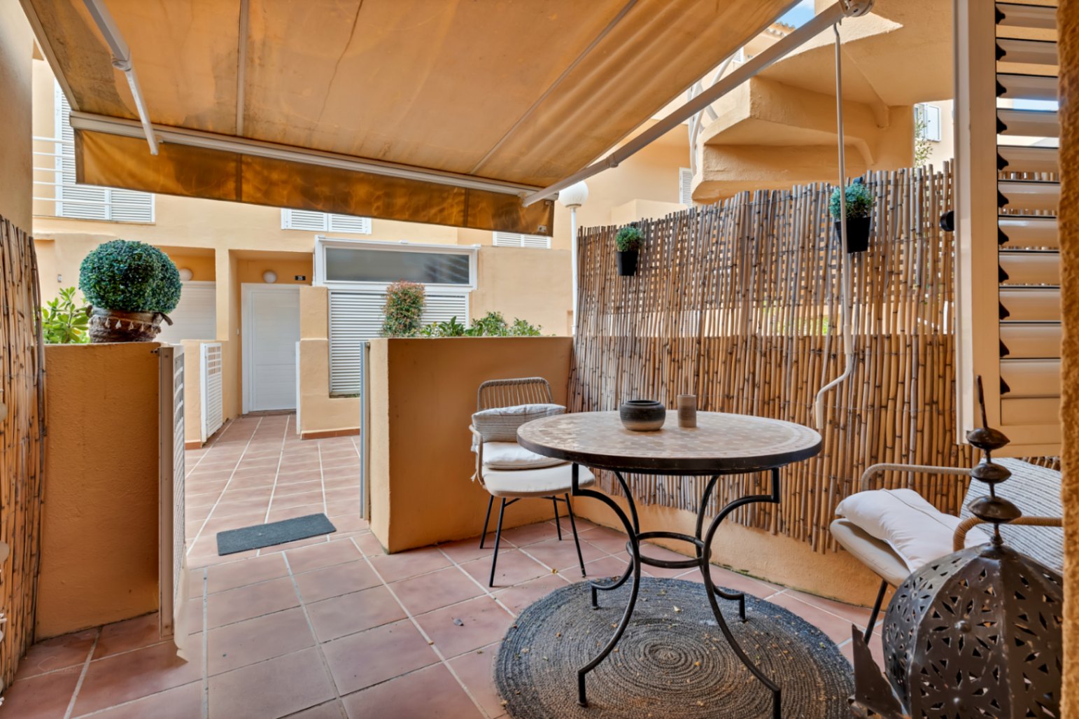 Apartamento en planta baja en Dénia con piscina y terraza privada