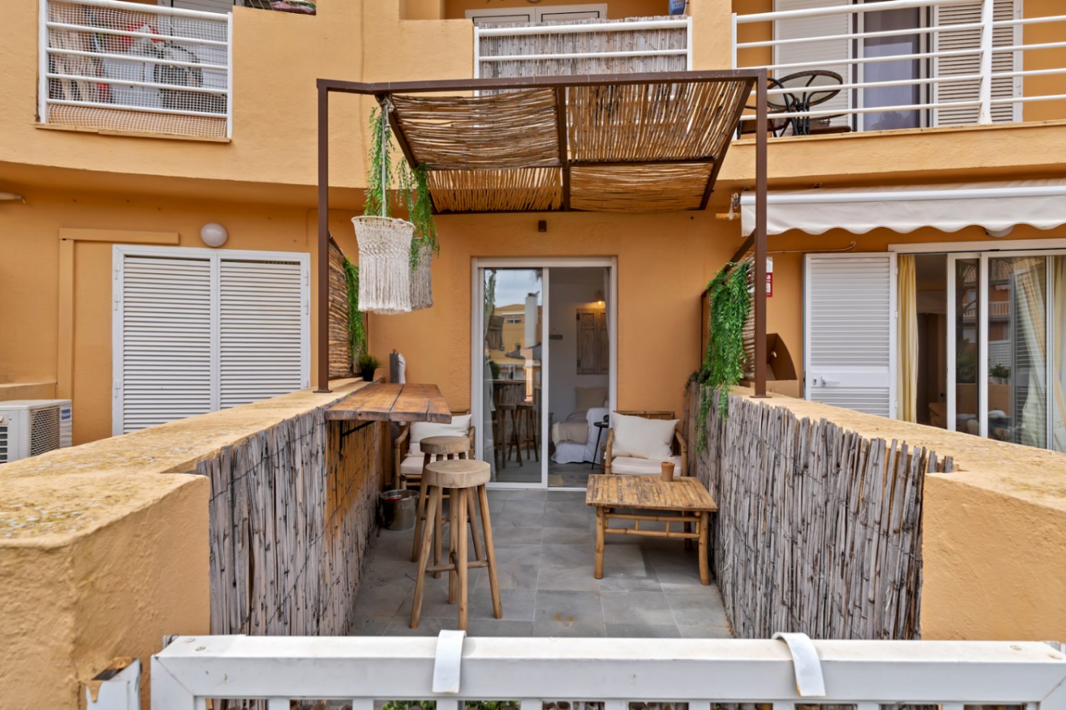 Apartamento en planta baja en Dénia con piscina y terraza privada