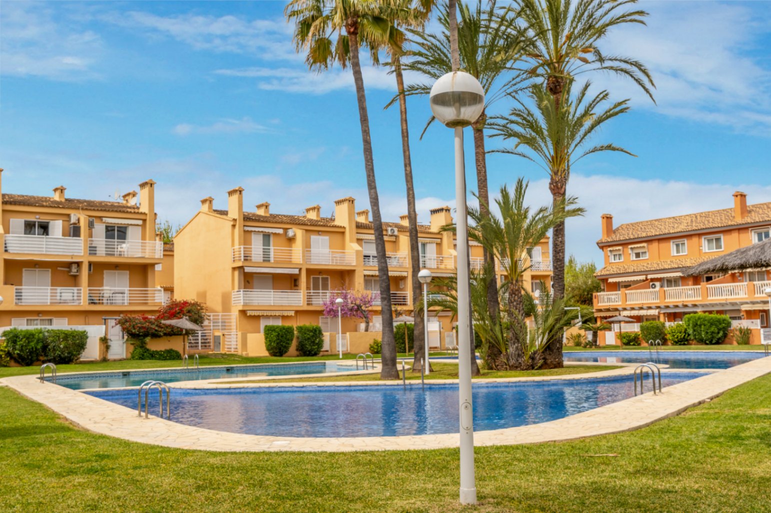 Apartamento en planta baja en Dénia con piscina y terraza privada