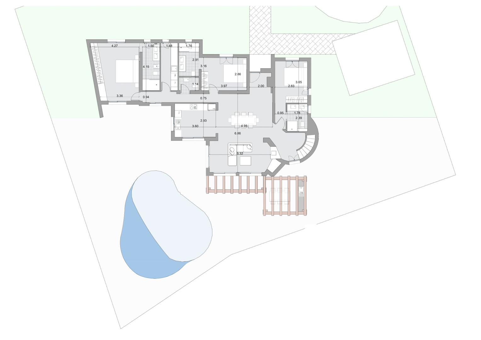Plano técnico de la planta principal que detalla la distribución de los dormitorios, el salón-comedor abierto y la zona exterior con piscina y pérgola.