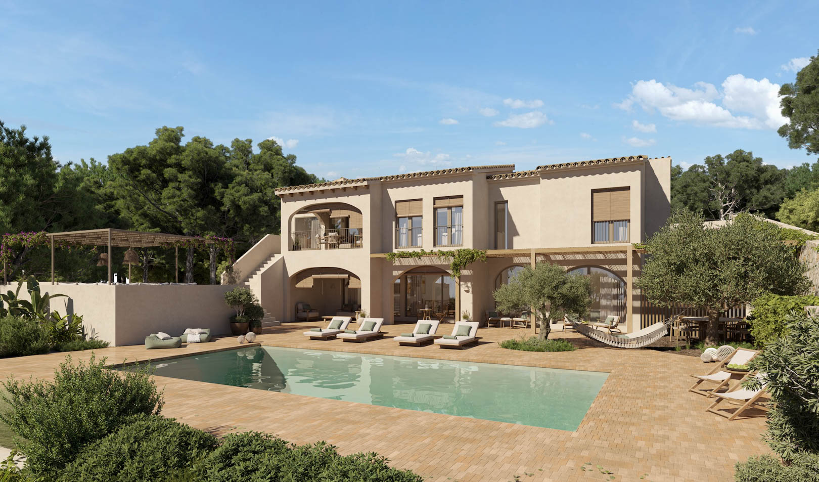 Exterior de la villa con piscina rectangular, amplia terraza de gres, zonas de sombra bajo pérgolas y fachada en tonos tierra con arquerías mediterráneas.