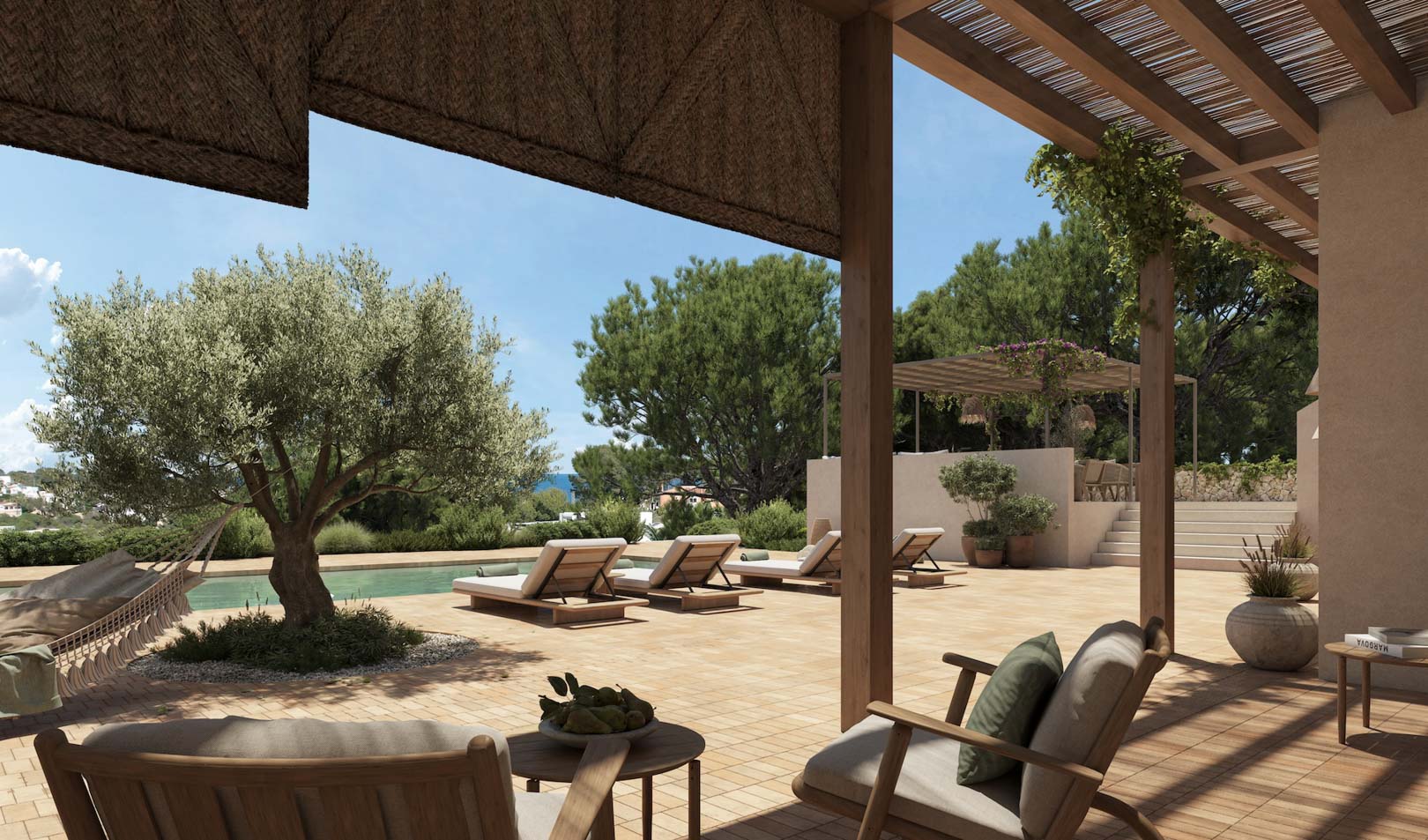 Terraza principal con pérgola de madera y cañizo, zona de solárium con tumbonas junto a la piscina y un olivo central integrado en el pavimento de gres.