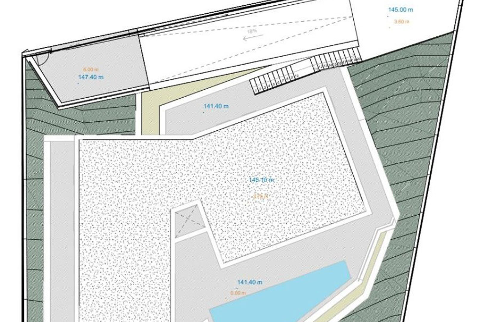 Plano técnico de emplazamiento que muestra la huella de la vivienda, la piscina integrada, las escaleras exteriores y las cotas de nivel del terreno.