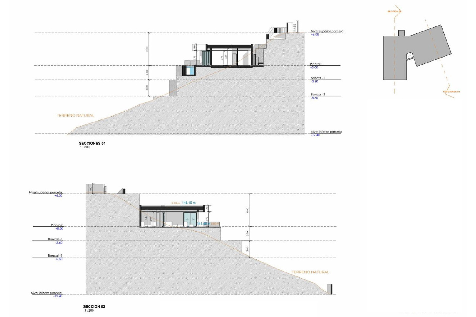 Planos de sección arquitectónica que detallan la integración de la villa en la pendiente natural, mostrando los diferentes niveles de bancales y cotas de elevación.