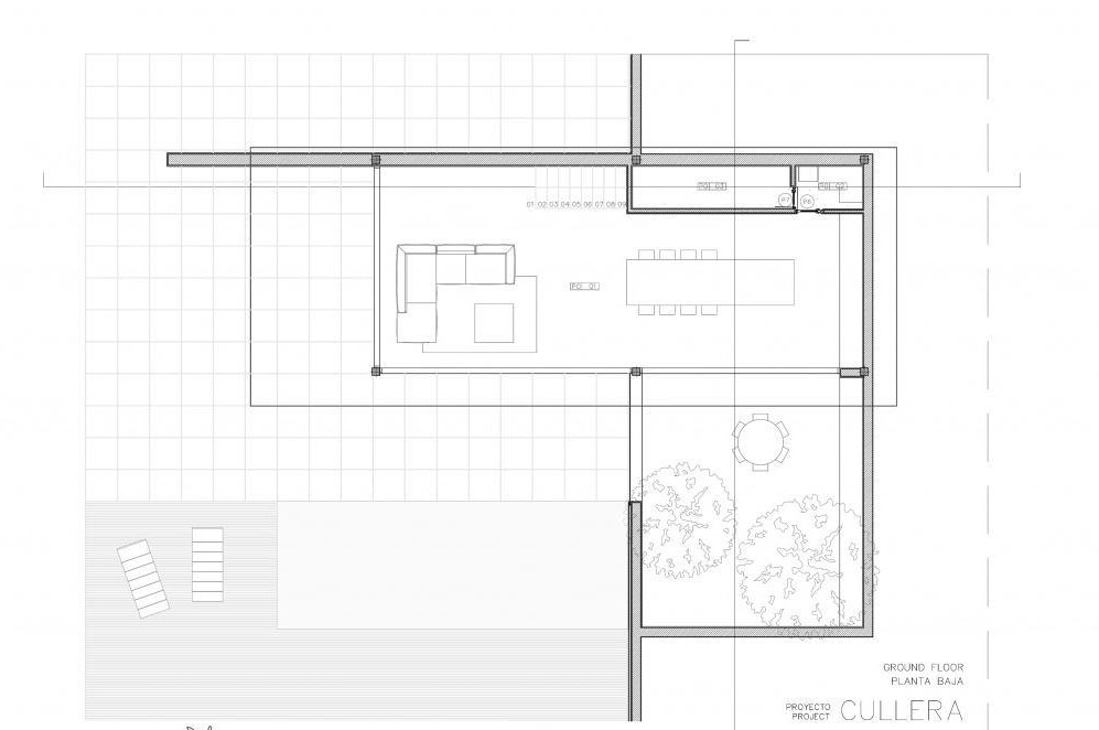 Plano detallado de la planta baja que muestra la distribución del salón-comedor, la cocina integrada, el patio ajardinado y la zona de terraza con piscina.